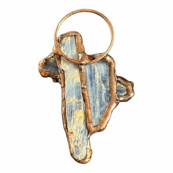 This is a handmade raw blue kyanite and copper pendant - Picture 4 of 4